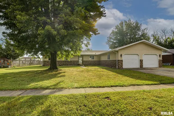 2 WILSHIRE PL, Stonington, IL 62567