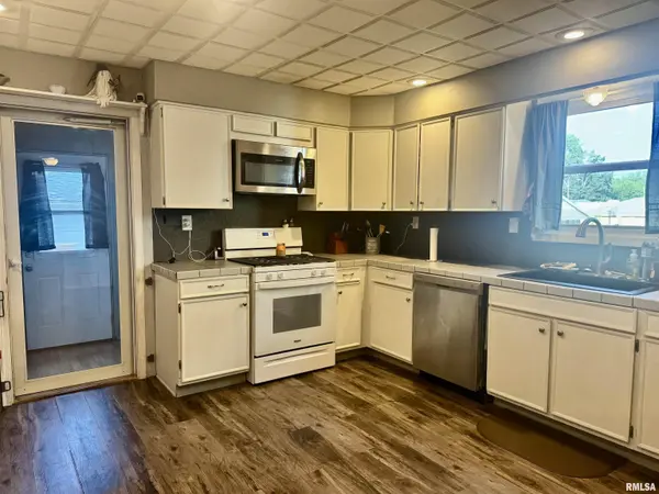 873 E CHESTNUT ST, Canton, IL 61520
