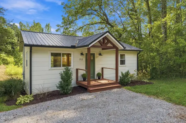 712 E Millers Cove Road, Walland, TN 37886