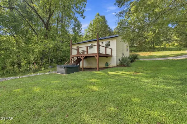 712 E Millers Cove Road, Walland, TN 37886