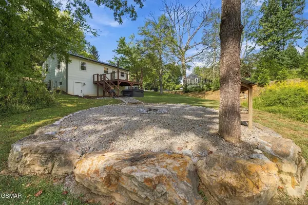 712 E Millers Cove Road, Walland, TN 37886