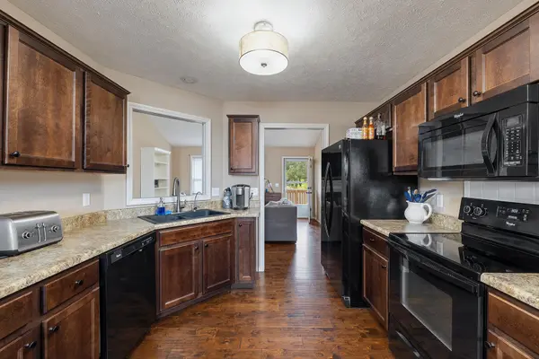 827 N Franklin AVE, Republic, MO 65738