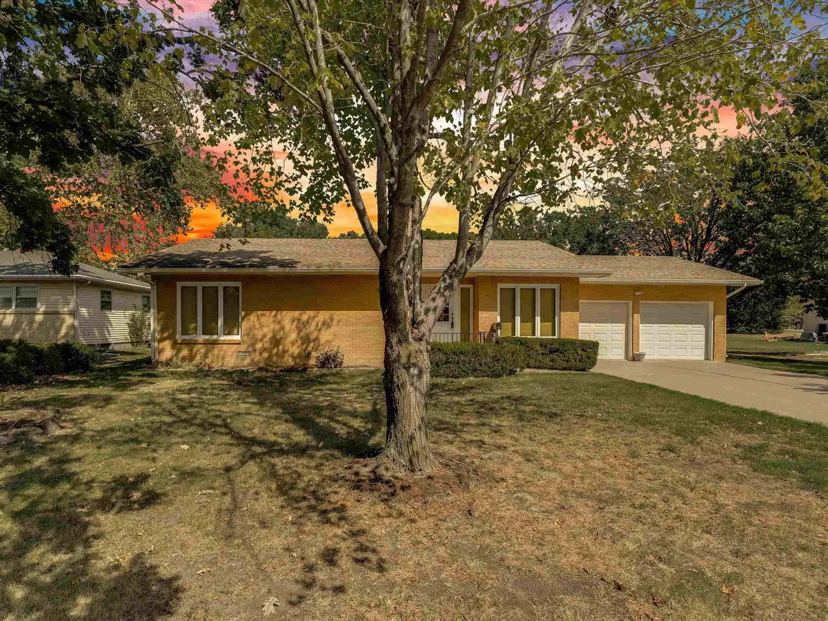 1120 E 8th, Newton, KS 67114