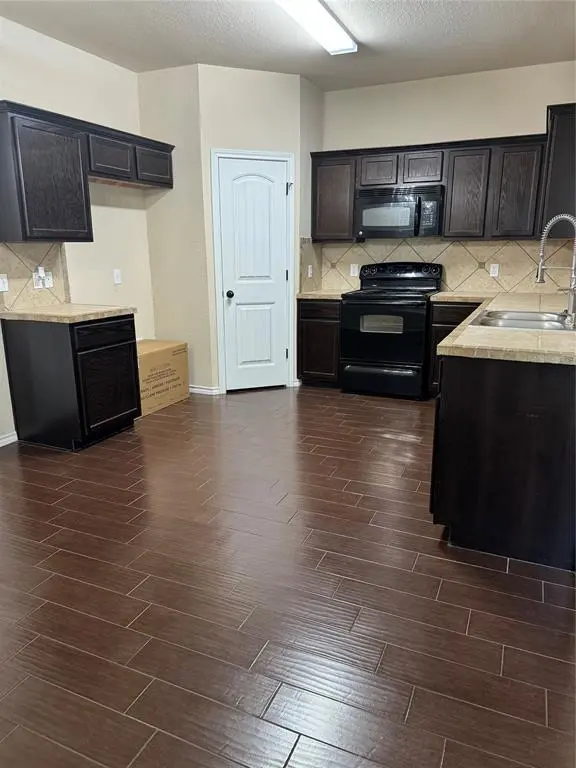 207 N College ST, Georgetown, TX 78626