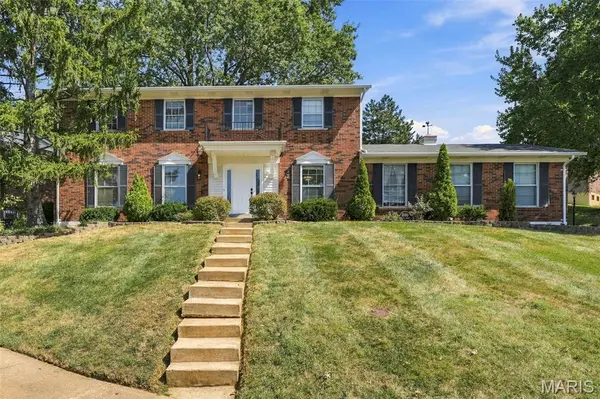 1009 Spinoza PL, Ballwin, MO 63011