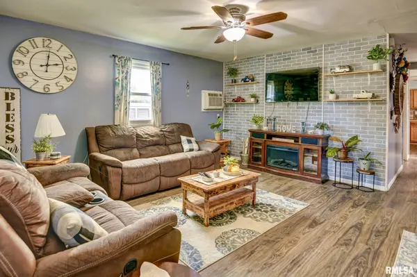 504 W WABASH ST, Stonington, IL 62567