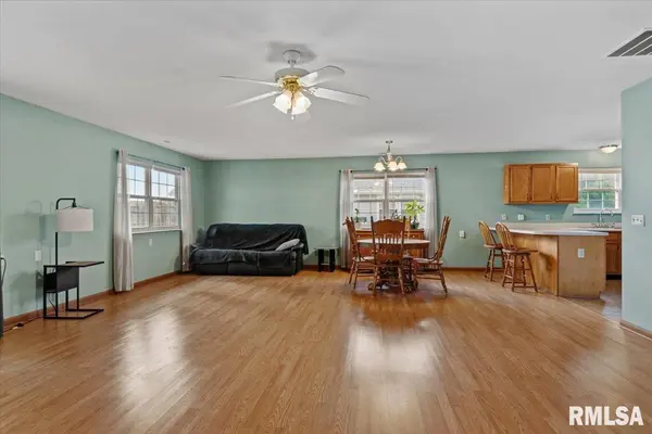 2320 WHITE OAKS DR, Taylorville, IL 62568