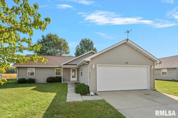 2320 WHITE OAKS DR, Taylorville, IL 62568