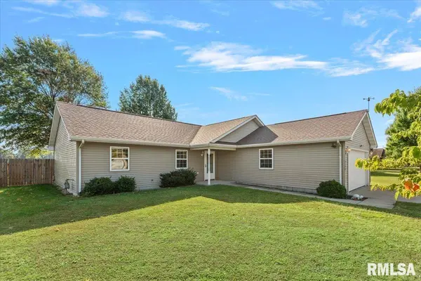 2320 WHITE OAKS DR, Taylorville, IL 62568