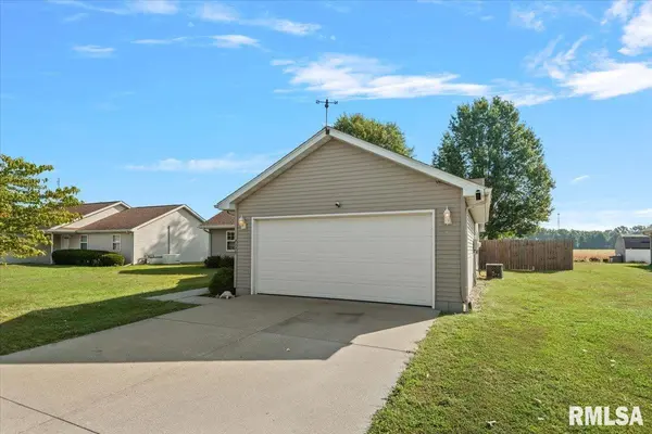 2320 WHITE OAKS DR, Taylorville, IL 62568