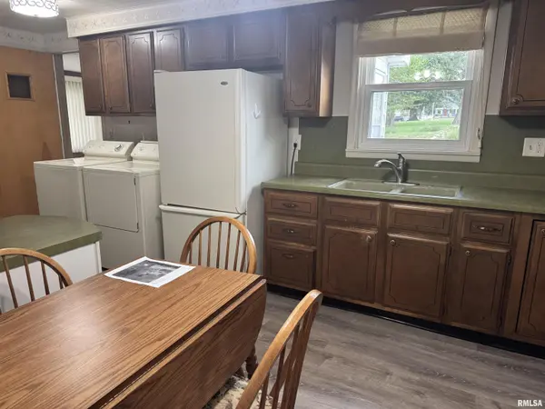 75 W VERNON ST, Farmington, IL 61531