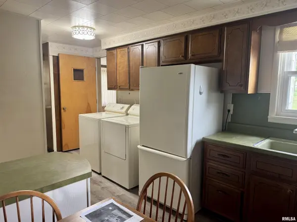75 W VERNON ST, Farmington, IL 61531
