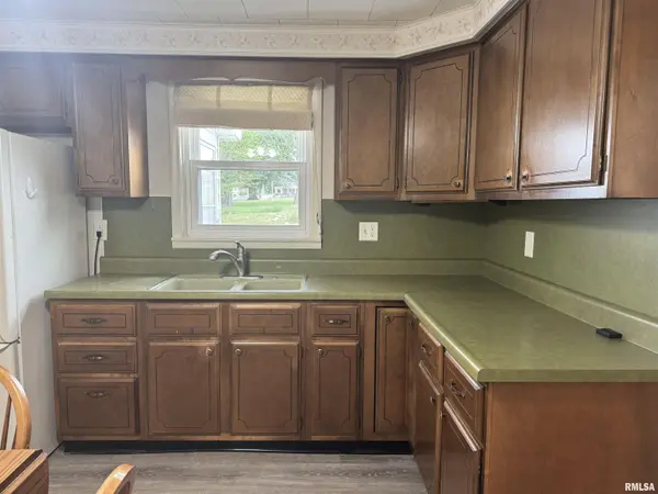 75 W VERNON ST, Farmington, IL 61531