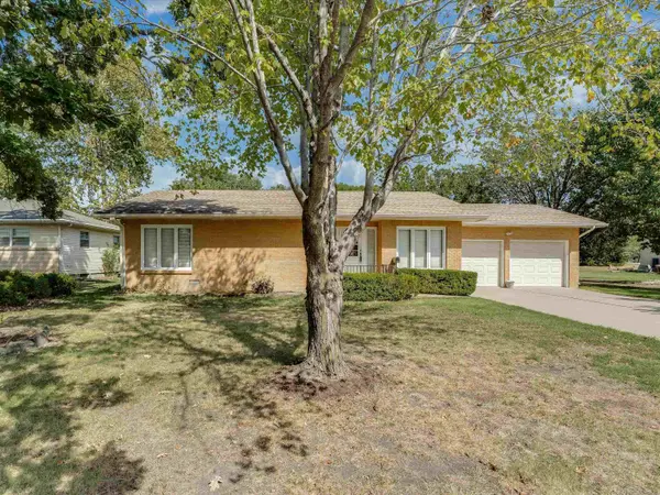1120 E 8th, Newton, KS 67114