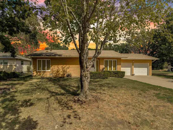 1120 E 8th, Newton, KS 67114