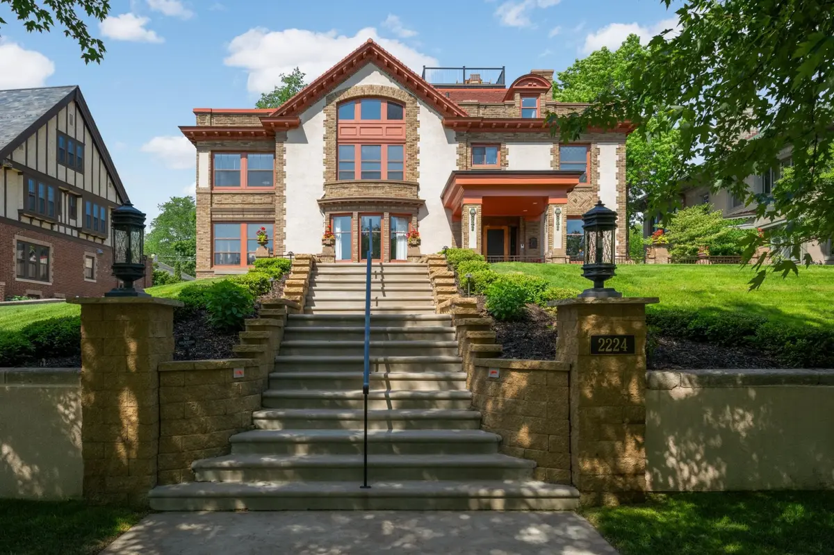 2224 W Lake Of The Isles Pkwy, Minneapolis, MN 55405