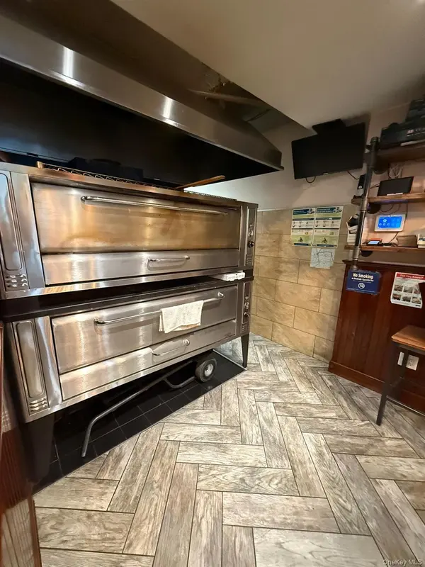 75-12 37 AVE, Jackson Heights, NY 11372