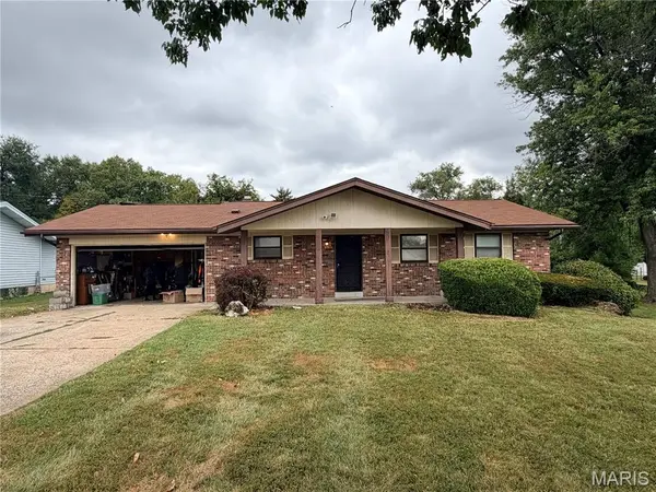 12095 Trampe Heights LN, St Louis, MO 63138