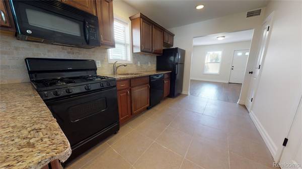 62 W HAYES AVE, Hazel Park, MI 48030