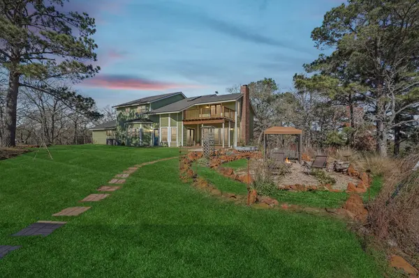 407 Country LN, Mcdade, TX 78650