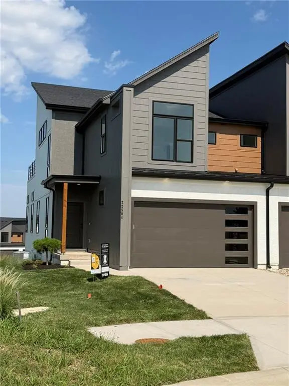 22504 W 93rd TER, Lenexa, KS 66227