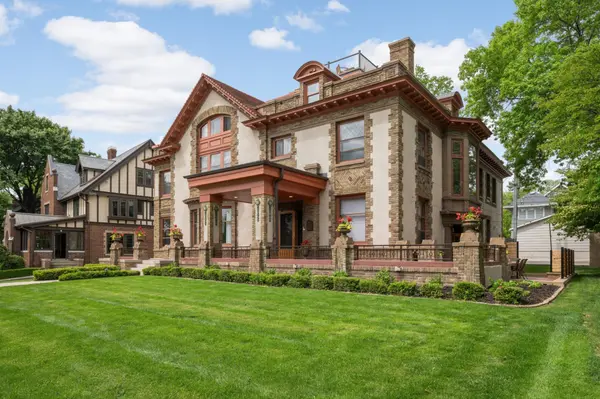 2224 W Lake Of The Isles Pkwy, Minneapolis, MN 55405