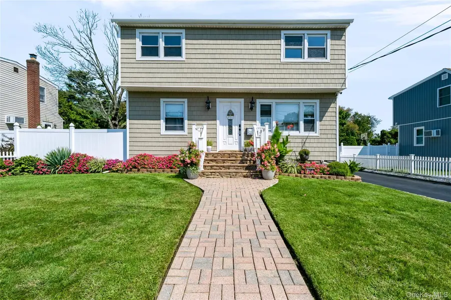240 Kramer DR, Lindenhurst, NY 11757