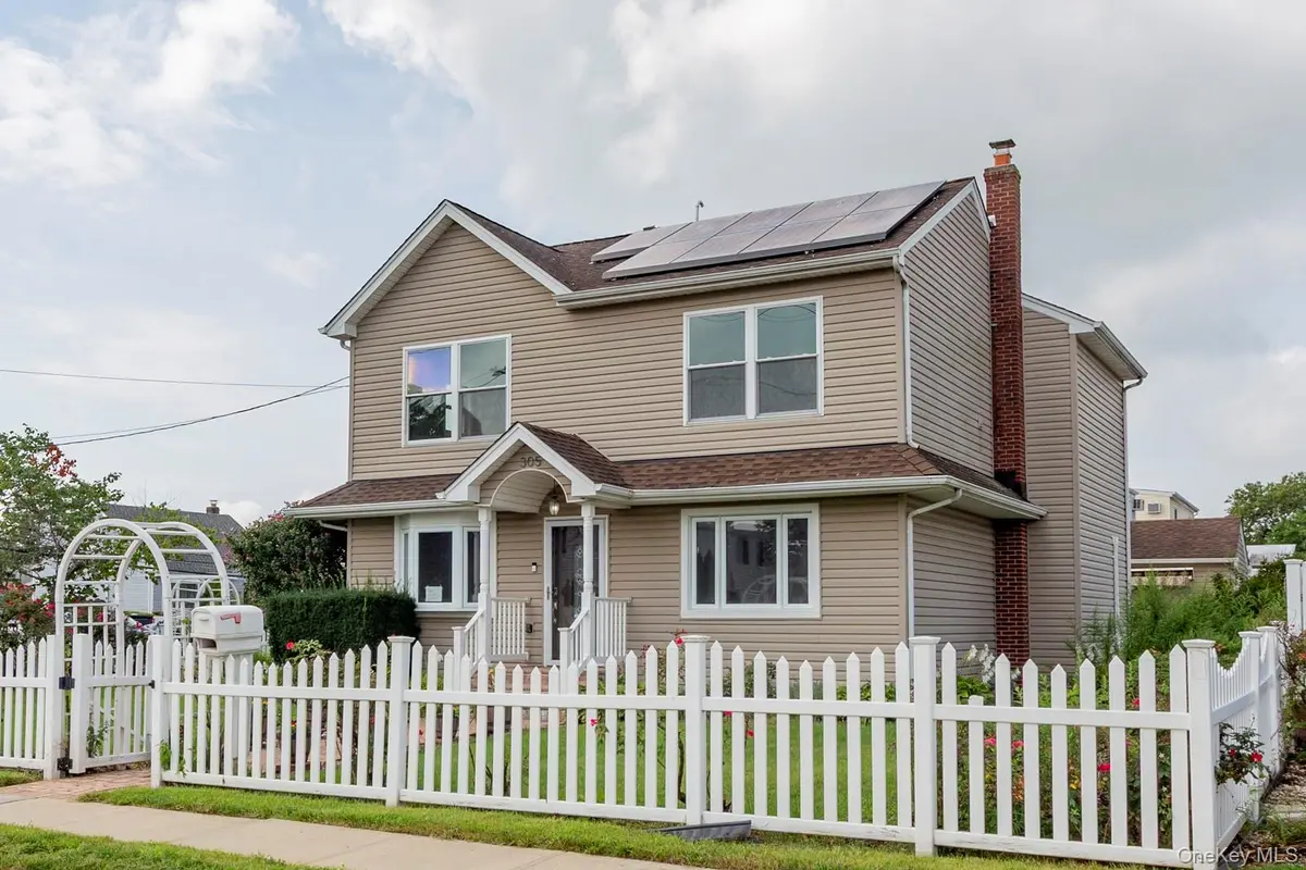 305 S Strong AVE, Copiague, NY 11726