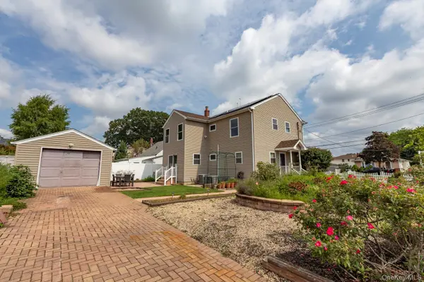 305 S Strong AVE, Copiague, NY 11726