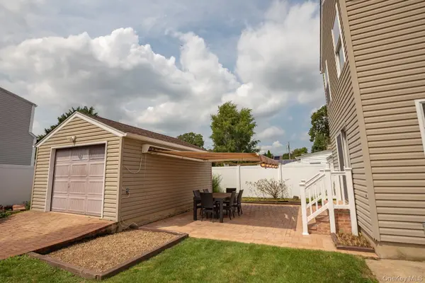 305 S Strong AVE, Copiague, NY 11726