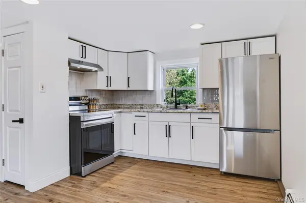 240 Kramer DR, Lindenhurst, NY 11757