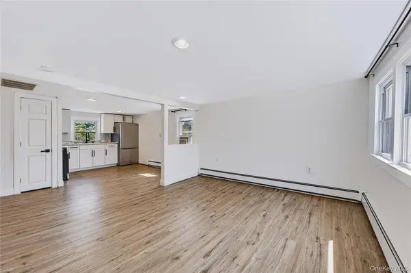 240 Kramer DR, Lindenhurst, NY 11757