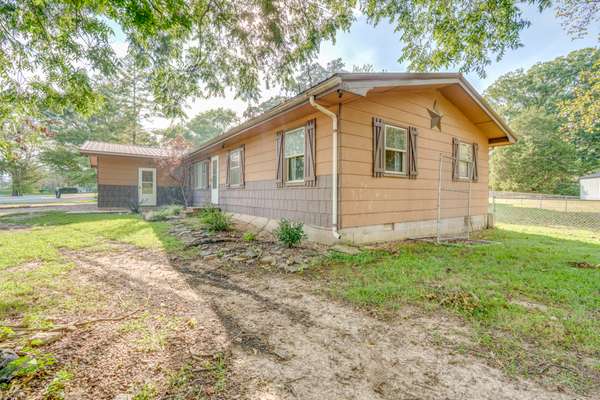 123 White Oak Park LN, Bluford, IL 62814