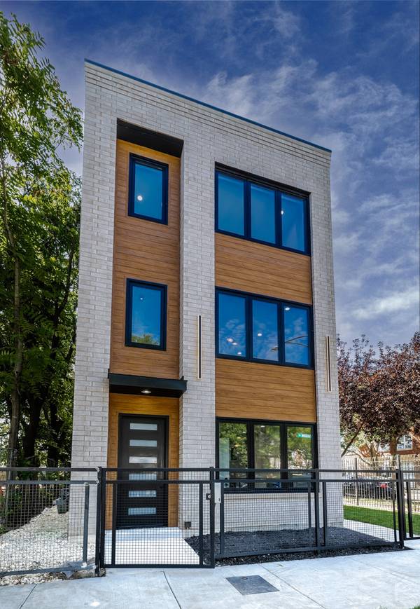 3327 W Division ST #2, Chicago, IL 60651
