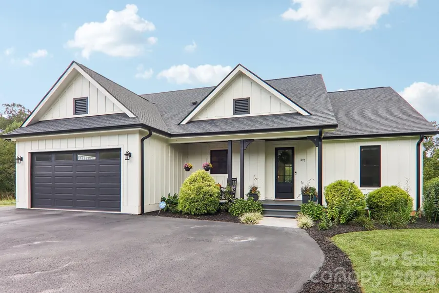 107 New Pinner PL, Arden, NC 28704