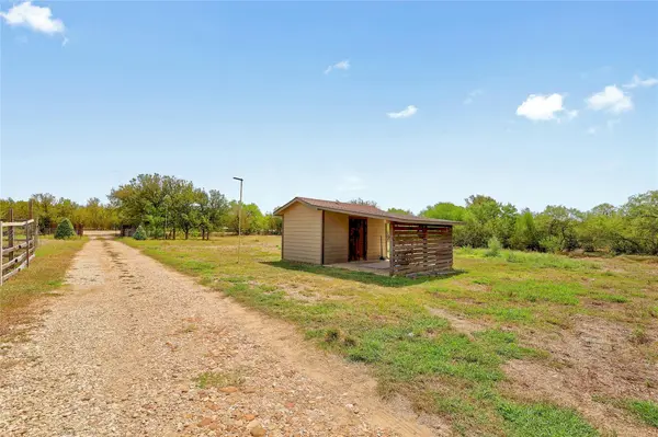 3301 Dry Creek RD, Lockhart, TX 78644