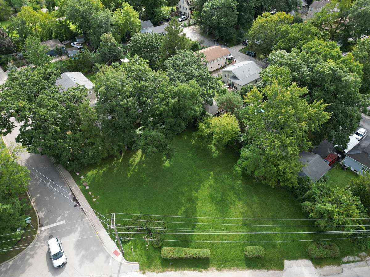111 Shady LN, Mundelein, IL 60060
