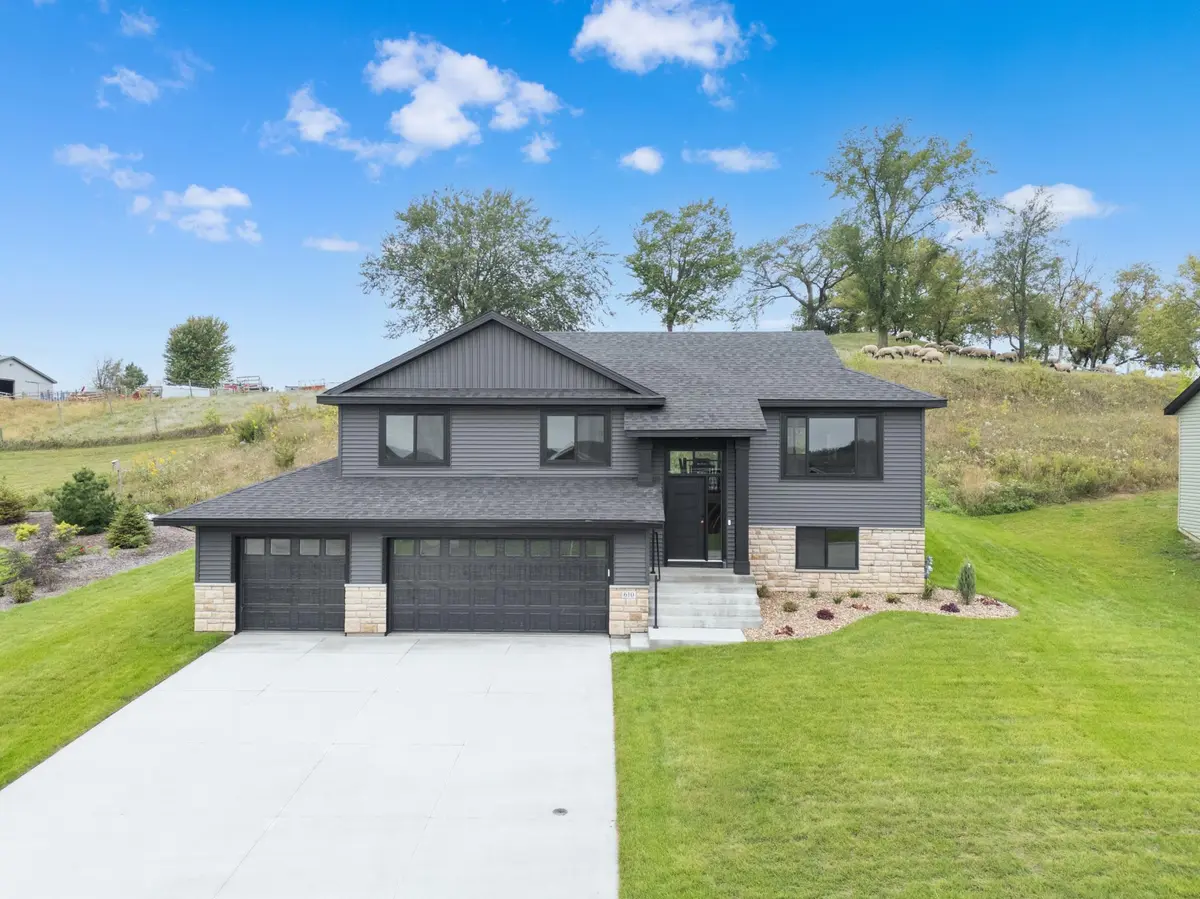 610 Mulligan DR, Zumbrota, MN 55992