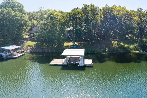 5037 Saratoga DR, Mclouth, KS 66054