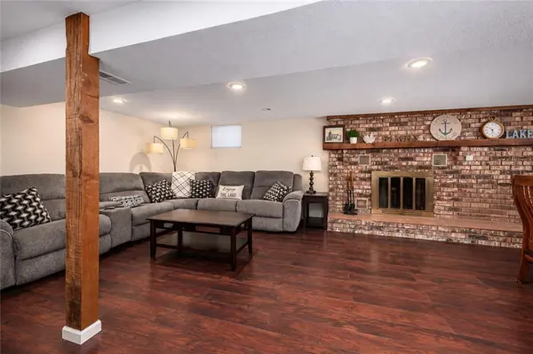 5037 Saratoga DR, Mclouth, KS 66054