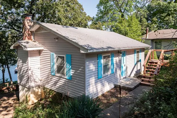 5037 Saratoga DR, Mclouth, KS 66054