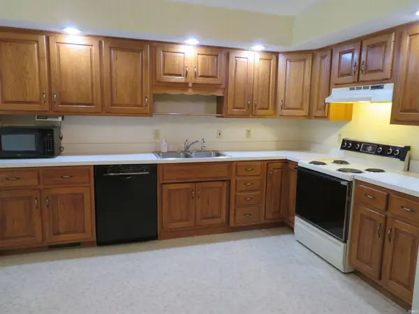 1492 Hampton CIR, Goshen, IN 46526-4689