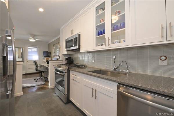 40 Stoner AVE #2F, Great Neck, NY 11021