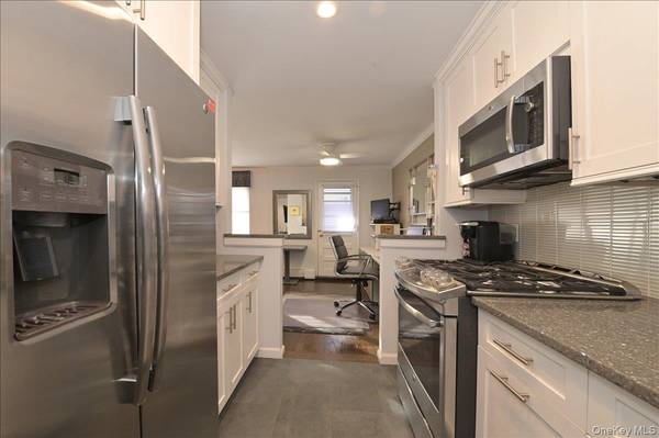 40 Stoner AVE #2F, Great Neck, NY 11021