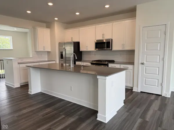 912 Yorkshire LN, Zionsville, IN 46077