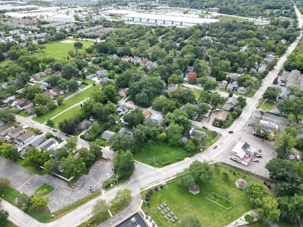 111 Shady LN, Mundelein, IL 60060