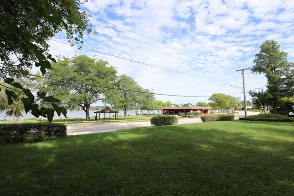 111 Shady LN, Mundelein, IL 60060
