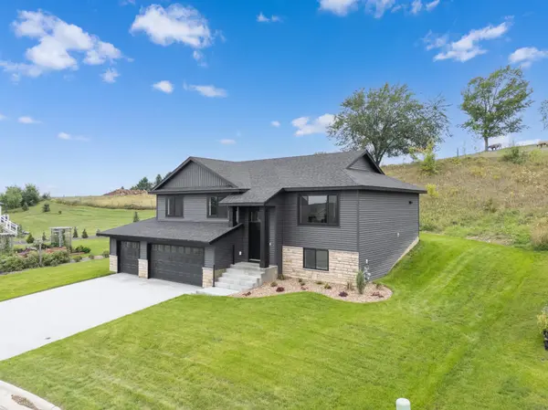 610 Mulligan DR, Zumbrota, MN 55992