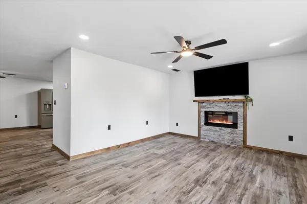 507 W 7th ST, Mountain Grove, MO 65711