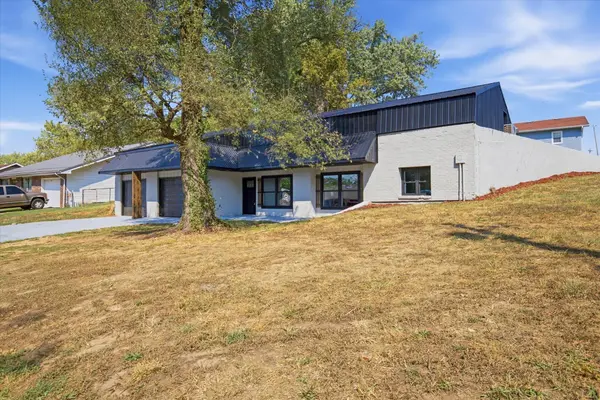 507 W 7th ST, Mountain Grove, MO 65711
